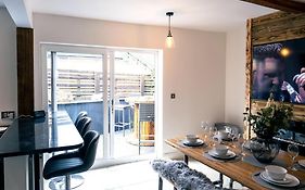 4 Bedroom - Sleep 9 Home In Cheadle Staffordshire - Alton Towers Polar Express Dimmingsdale Peak District Trentham Gardens Water World