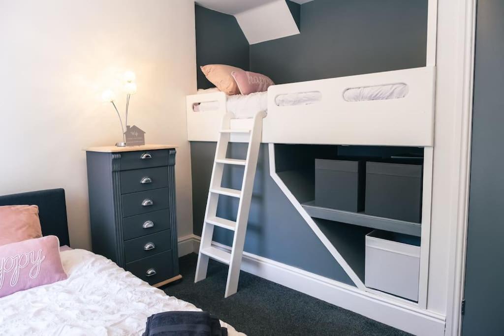 Cheadle Haven: 4-Bedroom Retreat Near Alton Towers Exterior photo