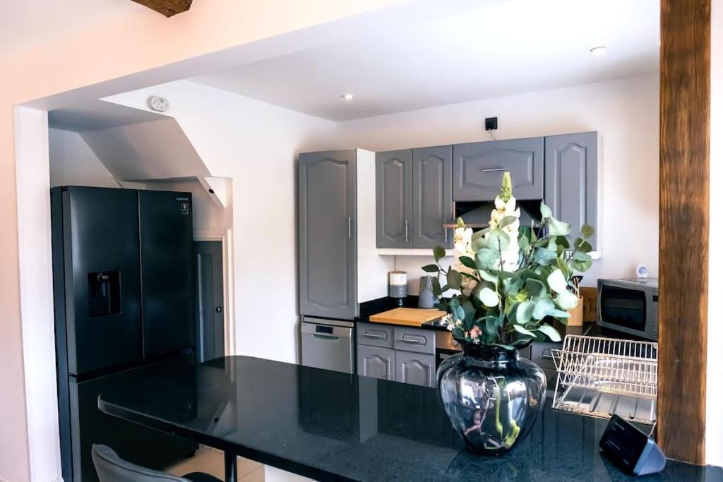 Cheadle Haven: 4-Bedroom Retreat Near Alton Towers Exterior photo